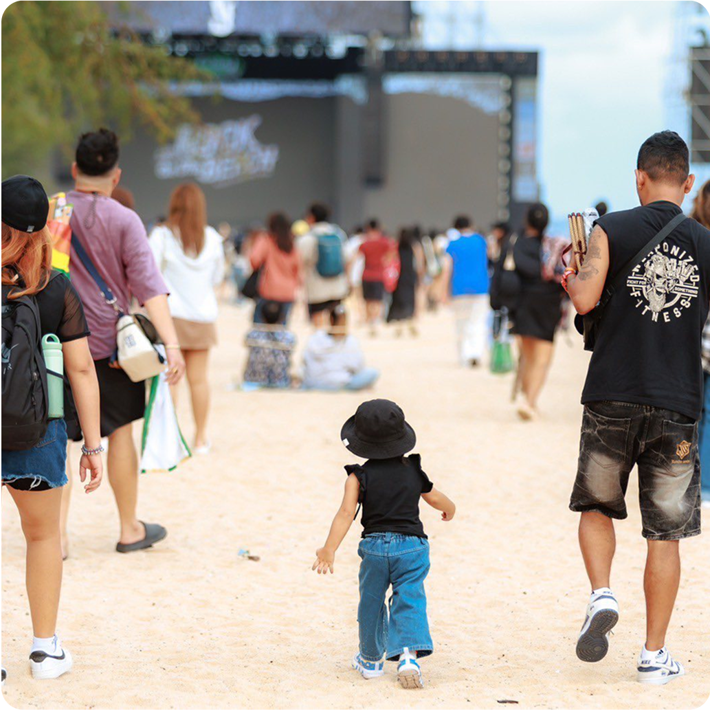 ภาพผู้เข้าชมงานเทศกาลดนตรี Rock on the Beach ที่ระยอง