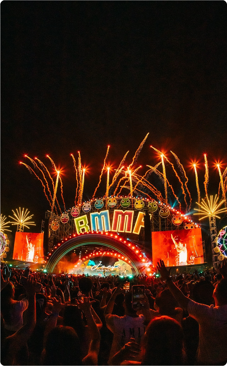 ภาพบรรยากาศเวทีงาน BMMF พร้อมพลุไฟและผู้เข้าชมงานจำนวนมาก