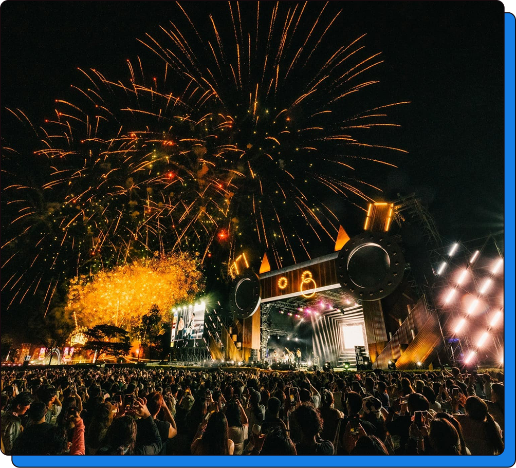 ภาพบรรยากาศเวที Block งาน BMMF พร้อมพลุไฟและผู้เข้าชมงานจำนวนมาก