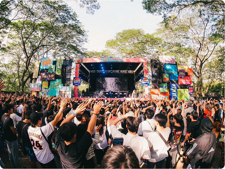ภาพบรรยากาศเวที Egg งาน BMMF และผู้เข้าชมงานจำนวนมาก