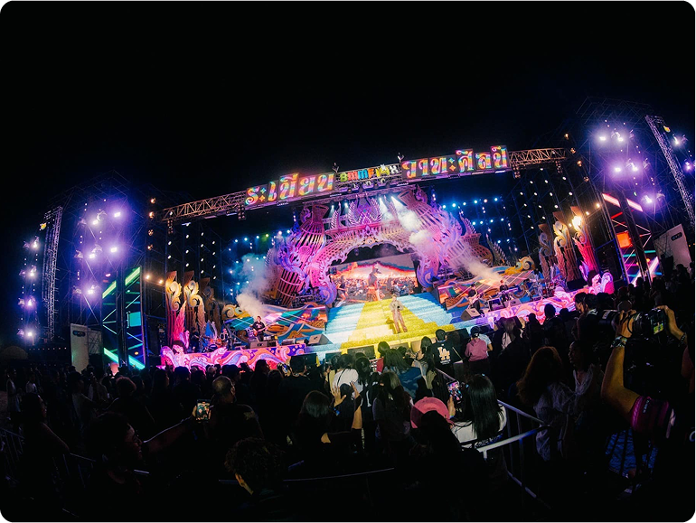 ภาพบรรยากาศเวทีระเบียบวาทะศิลป์ในงาน BMMF และผู้เข้าชมงานจำนวนมาก