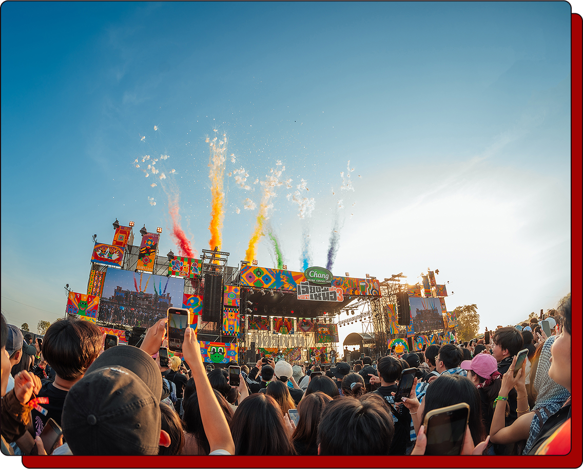 ภาพบรรยากาศเวทีในงานเทศกาลดนตรี เฉียงเหนือเฟส และผู้เข้าชมงานจำนวนมาก