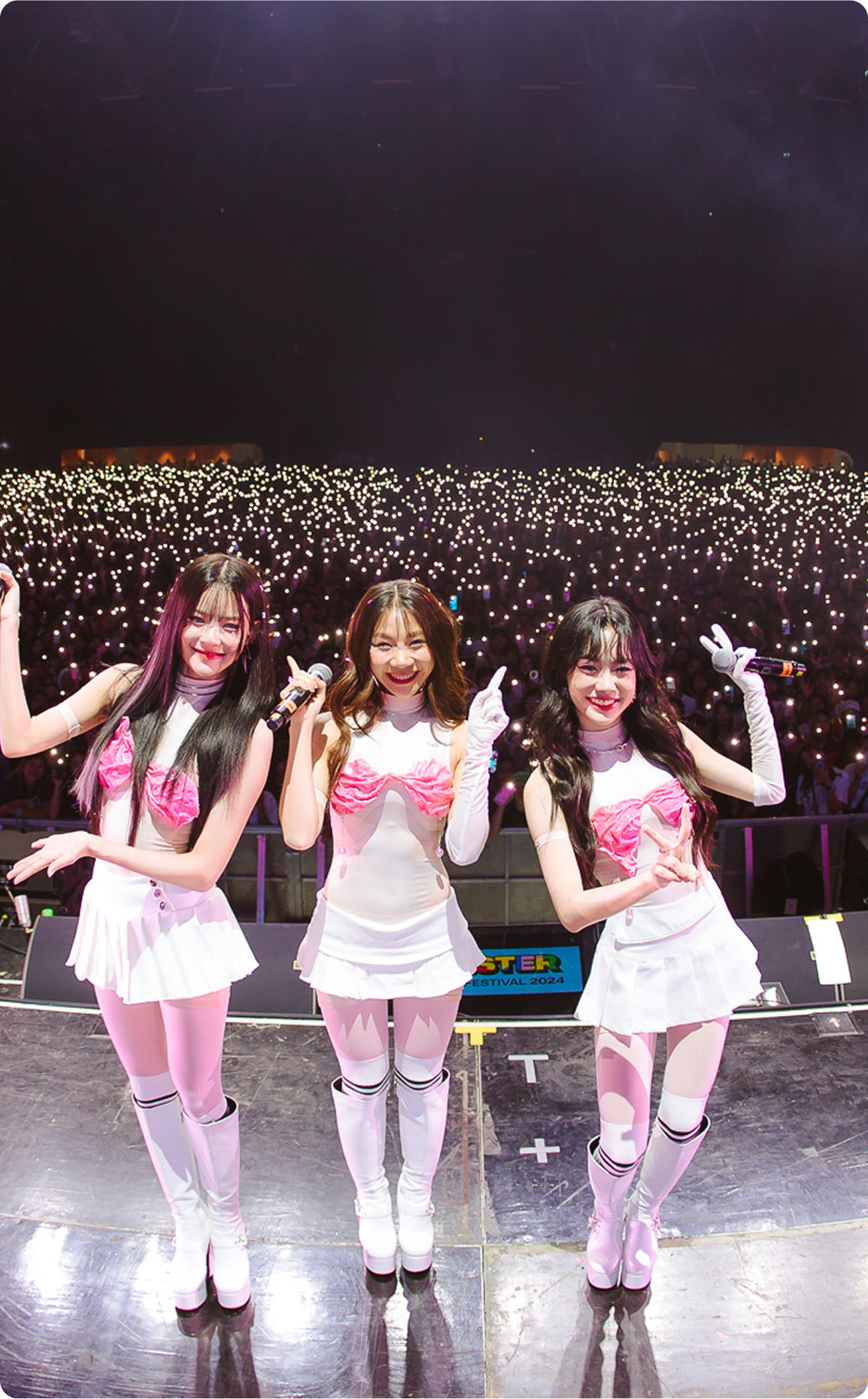 ภาพศิลปินวง PIXXIE ถ่ายภาพร่วมกันกับผู้เข้าชมงาน Monster Music Festival
