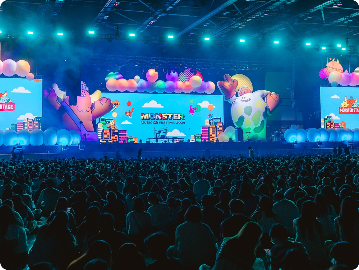 ภาพบรรยากาศเวทีในงานเทศกาลดนตรี Monster และผู้เข้าชมงานจำนวนมาก