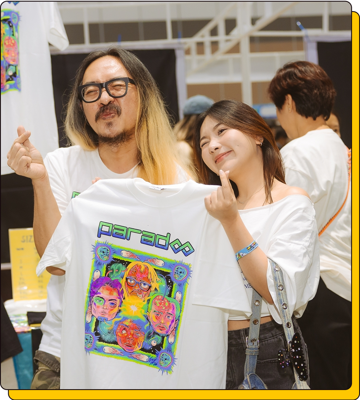 ภาพบรรยากาศแฟนคลับซื้อของที่ระลึกที่บูทวง Paradox ภายในงาน Monster Music Festival