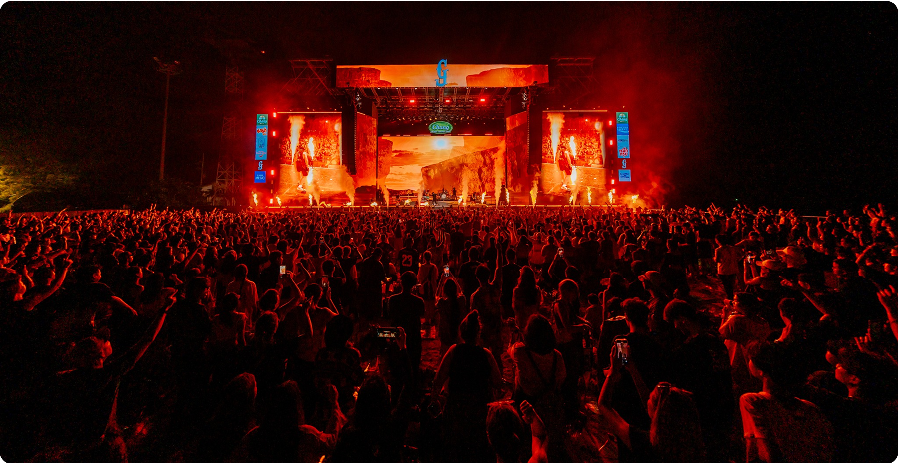 ภาพบรรยากาศการแสดงในงานเทศกาลดนตรี Rock on the Beach ที่ริมหาดระยอง