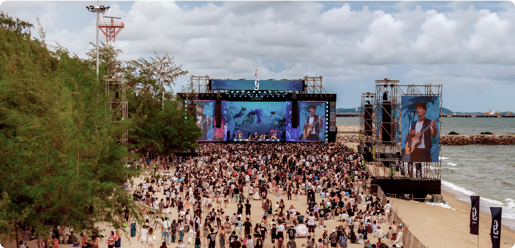 ภาพบรรยากาศเวทีหลักในงานเทศกาลดนตรี Rock on the Beach ที่ริมหาดระยอง